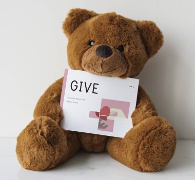  oyuncak ayı afişini holding