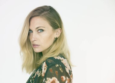 Studio sarışın kadın