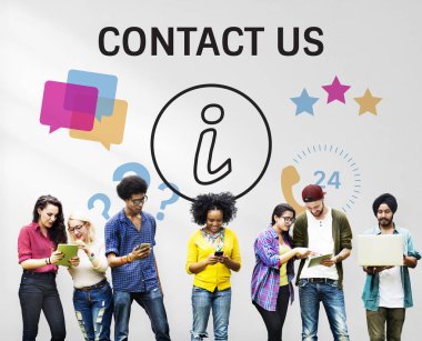 Dijital aygıtlar kullanan insanlar