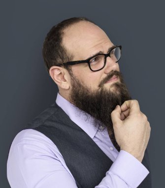 düşünceli sakallı adam 