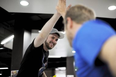 Yüksek beş el veren insanlar