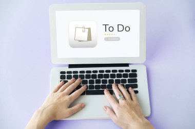 Dizüstü bilgisayarda yazan kadın klavyesi