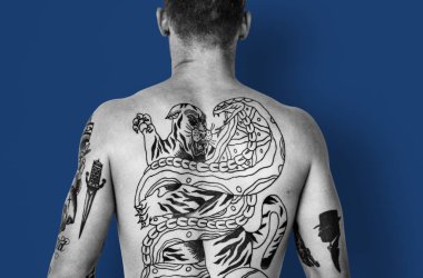 adam çıplak sırtına dövme ile