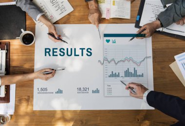 Eller iş adamları tablo üzerinde 