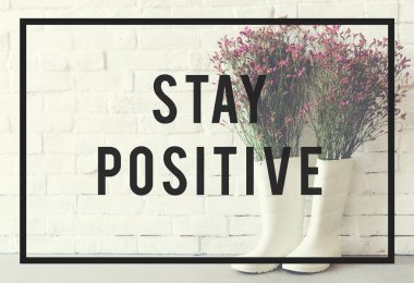 lastik çizmeler içinde çiçek buketi