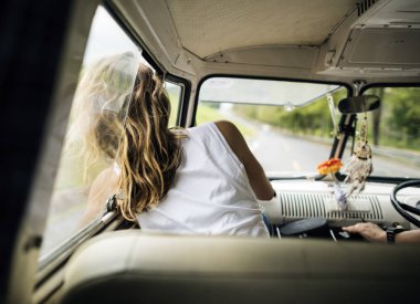 arabada oturan kadın  