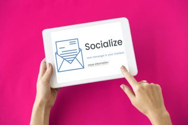 kişi holding dijital tablet