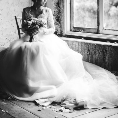 Elinde çiçek buketi gelin 