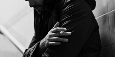 Yalnız acı adam sigara sigara 