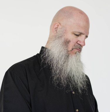 Yaşlı sakallı adam.