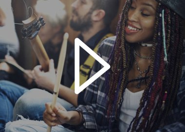 medya düğmesi ve insanlar iskambil oynamak 