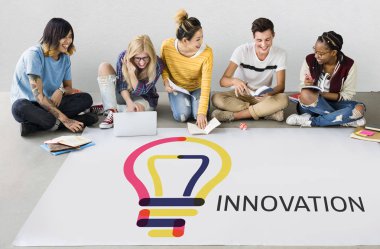 öğrenciler proje üzerinde birlikte çalışma