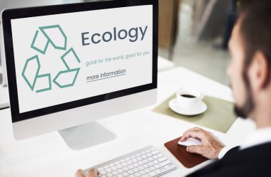 bilgisayarla çalışma iş adamı