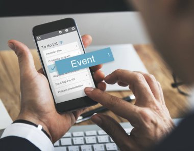 Cep telefonu kullanan iş adamı