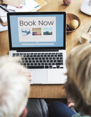 İşyeri masada dizüstü kullanarak çift