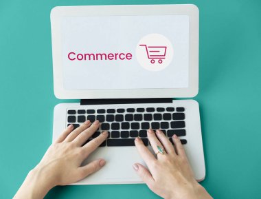 Dizüstü bilgisayarda yazan kadın klavyesi