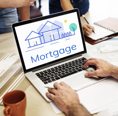 Masada dizüstü bilgisayar kullanan adam