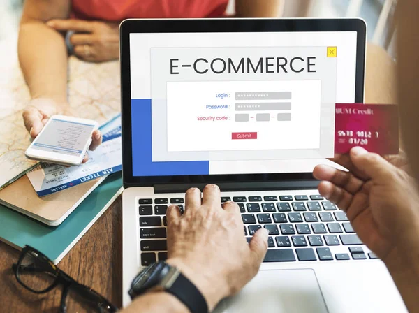 dizüstü bilgisayarda klavyede yazan adam 