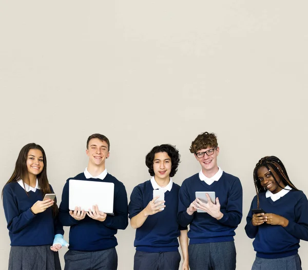 Estudantes que utilizam dispositivos digitais — Fotografia de Stock