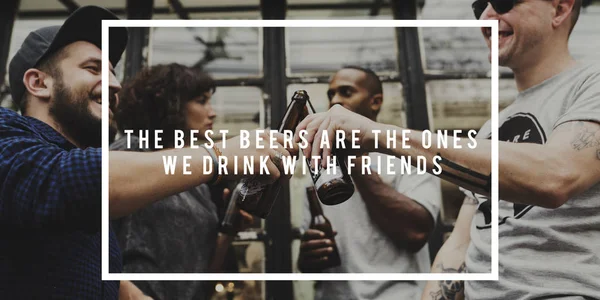 Друзі п'ють пиво разом — стокове фото