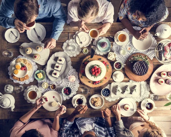 İnsanlar masada doğum günü kutlamak 