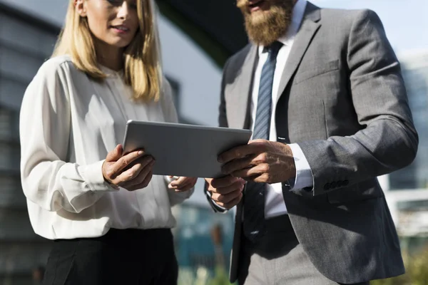 Mensen met behulp van digitale Tablet PC — Stockfoto