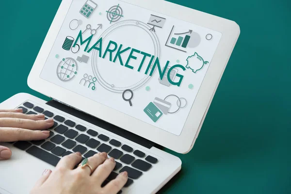 Dizüstü bilgisayarda yazan kadın klavyesi