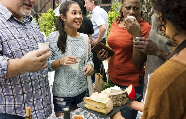 Pessoas em comida local saudável — Fotografia de Stock