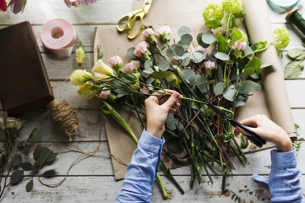 Manos femeninas creando ramo de flores — Foto de Stock