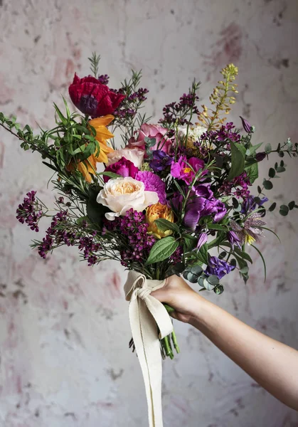 Buket çiçekli tutan el — Stok fotoğraf