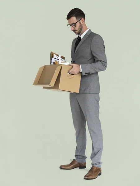 Унылый человек с коробкой — стоковое фото