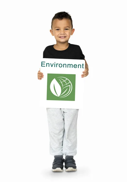 Маленький мальчик с плакатом — стоковое фото