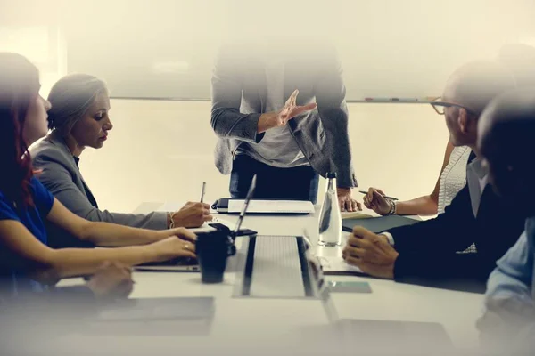 Lluvia de ideas del equipo sobre la reunión — Foto de Stock