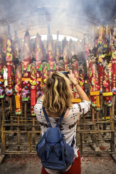 Jovem mulher no templo chinês — Fotografia de Stock