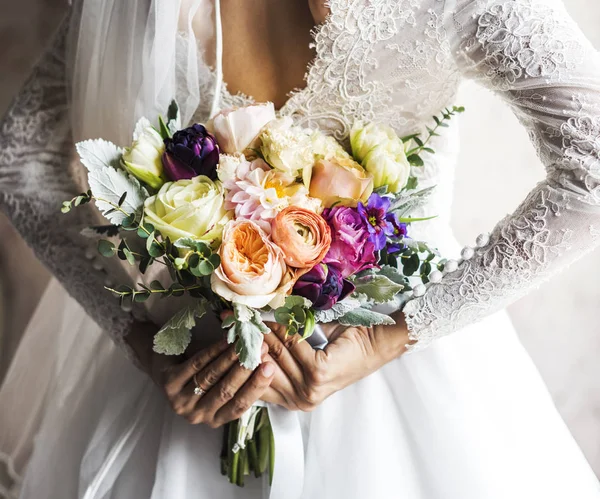 Noiva segurando buquê de flores — Fotografia de Stock