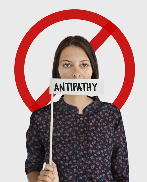 Kağıt bayrak ağzıyla kapsayan kadın 