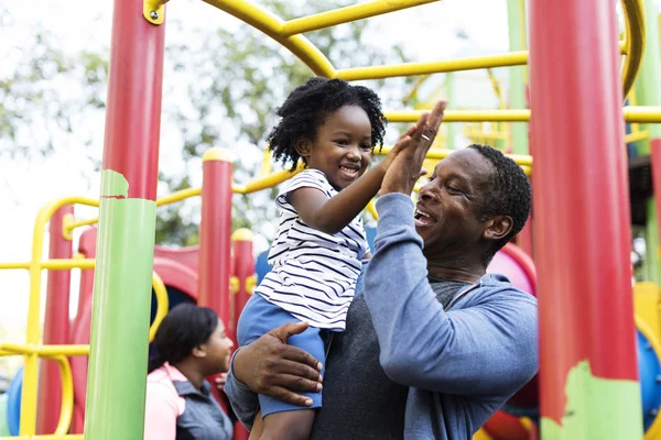 Famille africaine dans l'aire de jeux — Photo