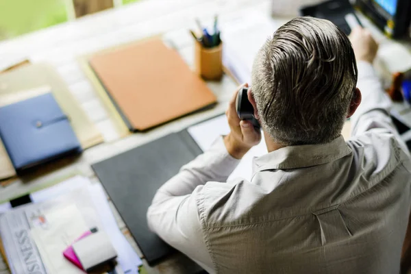 Geschäftsmann mit Telefon im Büro — Stockfoto