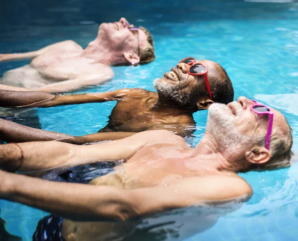 Senioren genießen Pool — Stockfoto