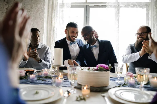 Par händer skära bröllopstårta — Stockfoto