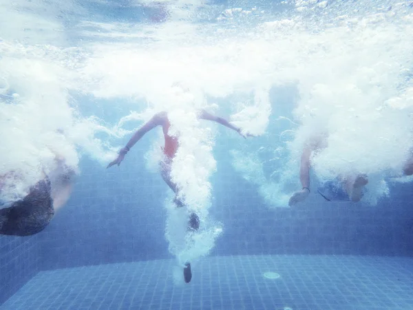 Menschen springen in Schwimmbad — Stockfoto