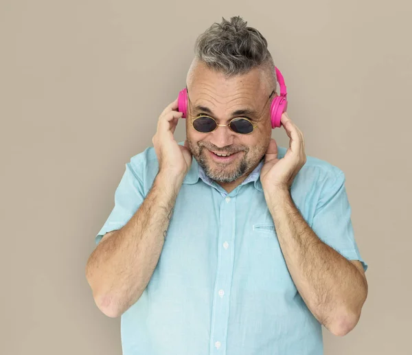 Καυκάσιος ο άνθρωπος στα ακουστικά — Φωτογραφία Αρχείου