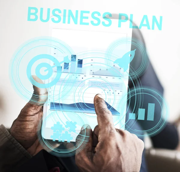 Erkek el dijital tablet kullanma 