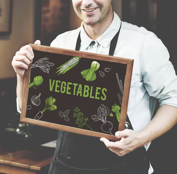 Man in zwarte schort holding poster — Stockfoto