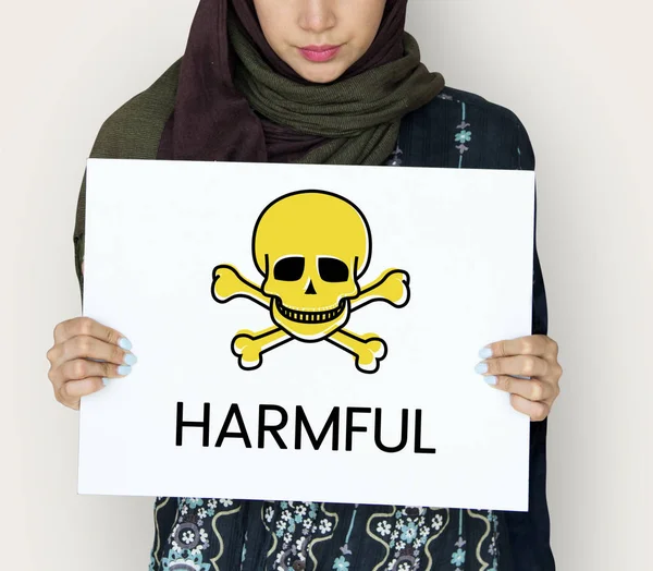 Kafatası ile afişini tutan kişi