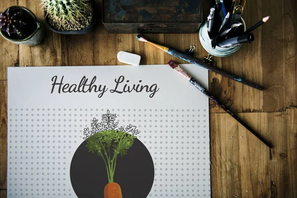 Masanın üzerinde albüm ve Boya fırçaları