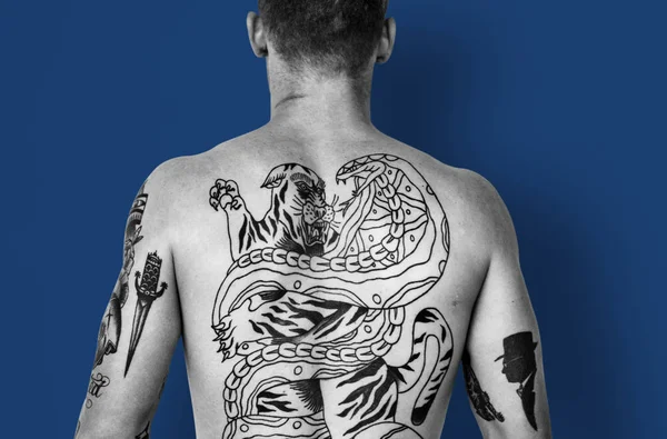 adam çıplak sırtına dövme ile