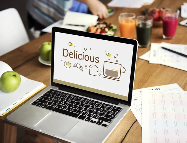 Laptop på bord med dietmat — Stockfoto