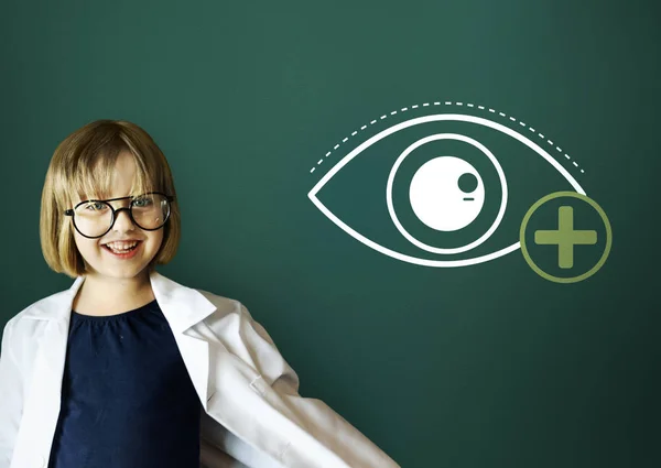 Gözlük ve laboratuvar ceket giyen kız — Stok fotoğraf