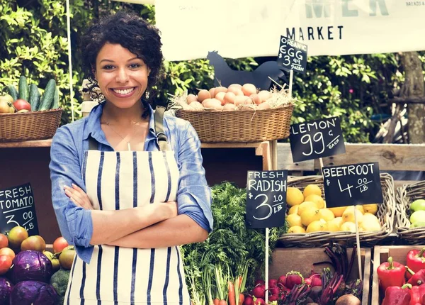 Žena prodej zeleniny — Stock fotografie